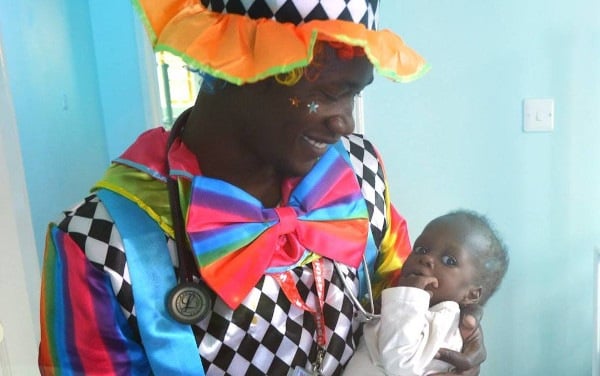 Foto eines Arztes, der ein Baby hält