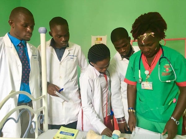 Foto von Studenten der Kyabazinga School of Clinical Officers (Schule für Arztassistenten)